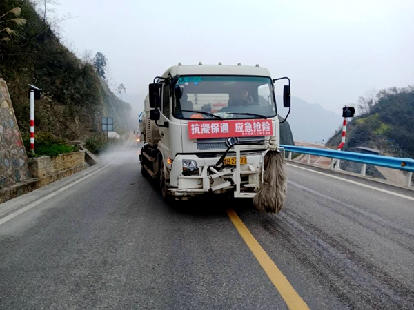 环保融雪剂喷洒车_副本.jpg