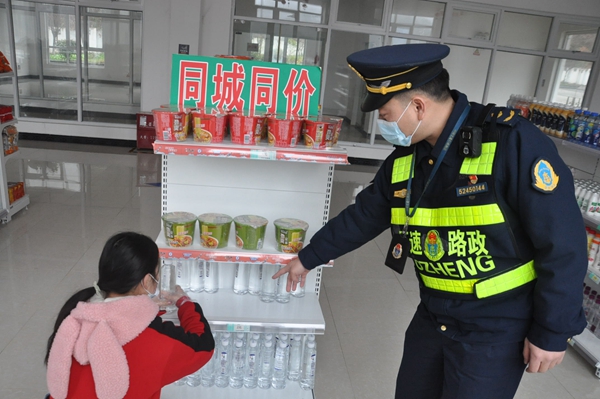 2021年2月11日，S25沿榕高速思剑段服务区，钟良杰查检查服务区食品同城同价情况，凯里高速公路管理处镇远路政执法大队（龙杰 摄）.JPG_副本.jpg