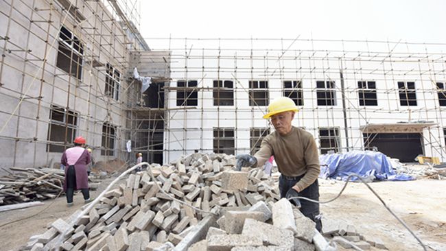 2021年2月23日，黔东经济开发区冠坤电子有限公司标准厂房建设现场工人们正在忙赶工期。（吴贤和 摄） (2)_副本.jpg