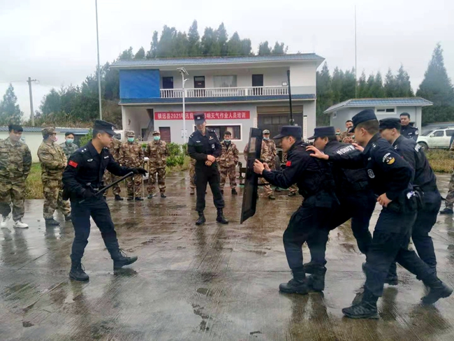图3为公安局反恐大队指导员指导人工影响天气民兵开展反恐防爆训练.jpg