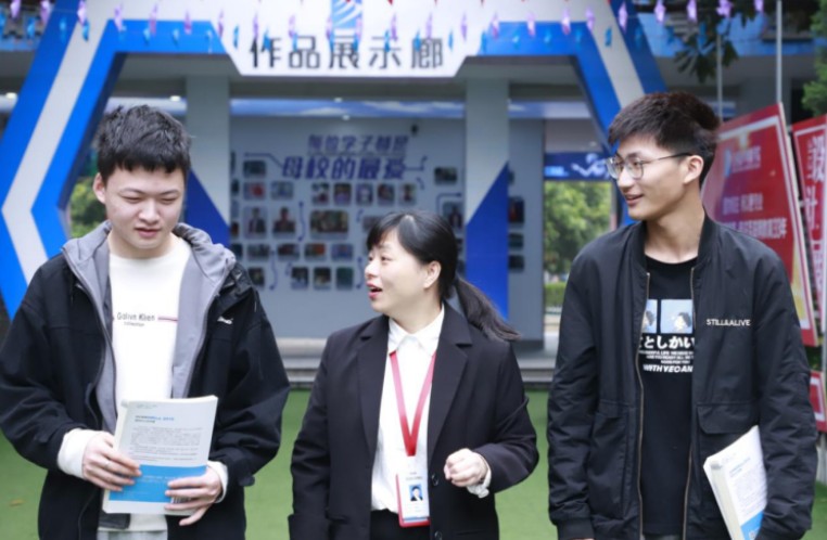 千千万万教育行业的劳动人民用热血谱写华丽篇章