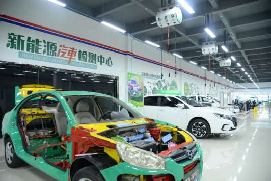 重庆万通汽车学校丨2021新能源汽车行业迎来大爆发！