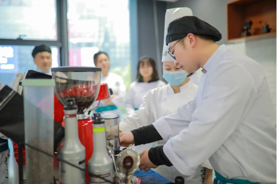 做了二年健身教练，他转行学西点，原因竟只因为……