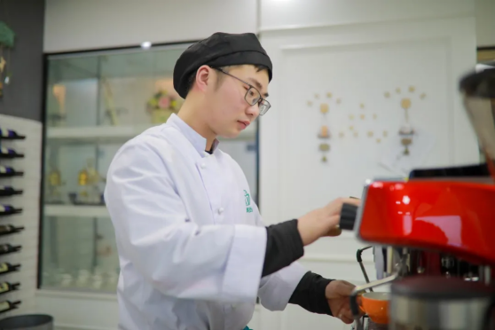 做了二年健身教练，他转行学西点，原因竟只因为……