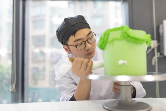 做了二年健身教练，他转行学西点，原因竟只因为……