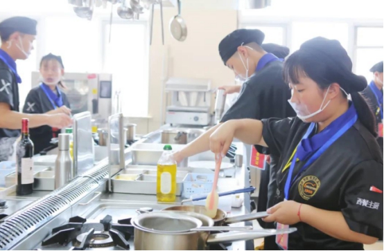 石家庄新东方：女生可以学西餐吗？女生学西餐有什么优势？