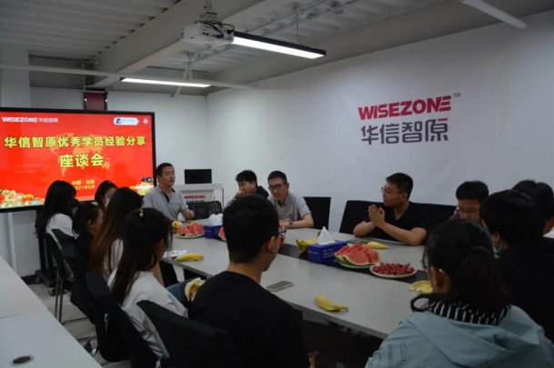 优秀学员返校分享经验，鼓励新学员勇敢追梦