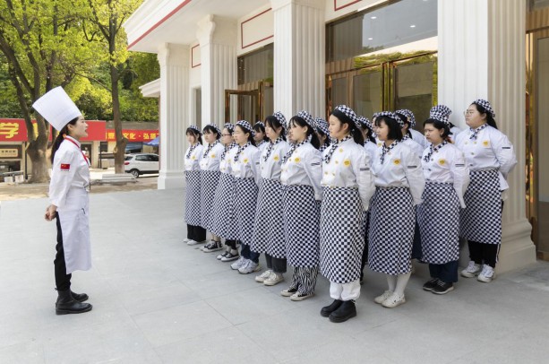 在江苏新东方烹饪技术学校认真烘焙时的他们，格外美丽！
