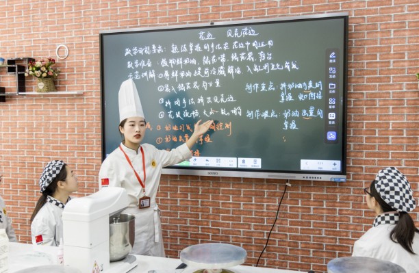 在江苏新东方烹饪技术学校认真烘焙时的他们，格外美丽！