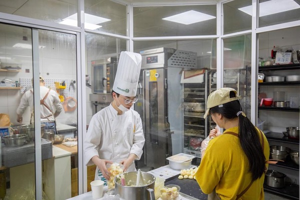 选对学校，初中毕业也能考大学，实现技能学历双丰收！