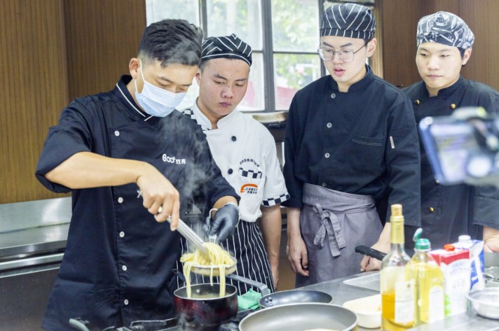 江苏新东方烹饪技术学校提示，中高考学生家长必须知道的那些事！