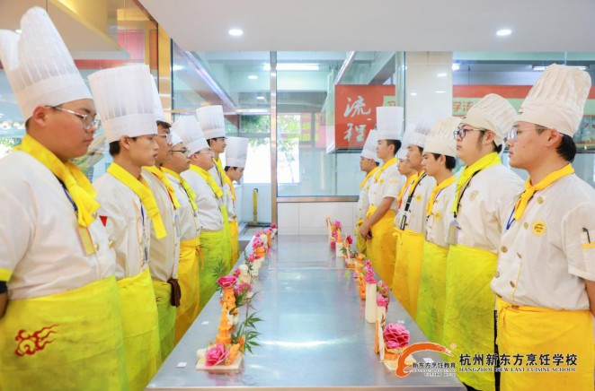 刀尖上的艺术——杭州新东方烹饪学校果蔬雕刻大赛精彩纷呈！