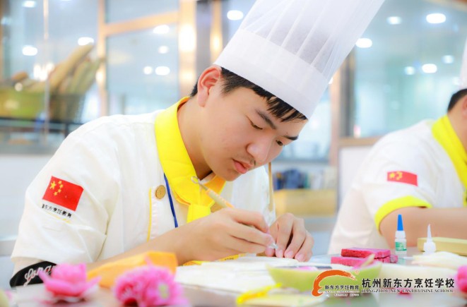 刀尖上的艺术——杭州新东方烹饪学校果蔬雕刻大赛精彩纷呈！