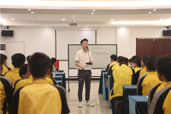 一周五场名企岗前强化班选拔会，满足毕业生的就业需求