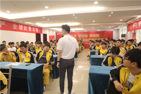 一周五场名企岗前强化班选拔会，满足毕业生的就业需求