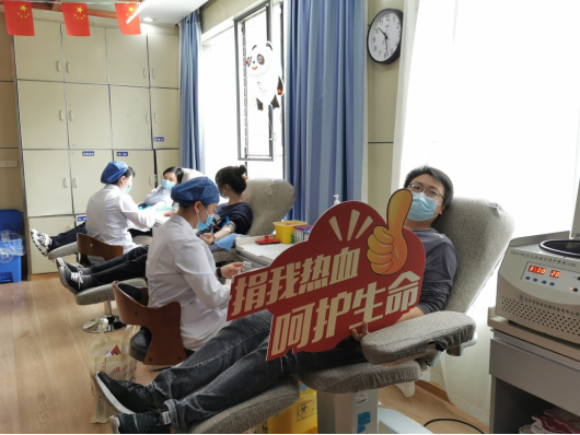《我为青春献热血——遵义人保财险组织开展无偿献血活动》
