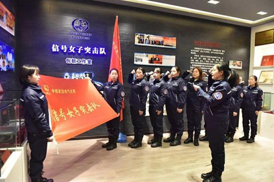 铁路线上翱翔的“鸽子”